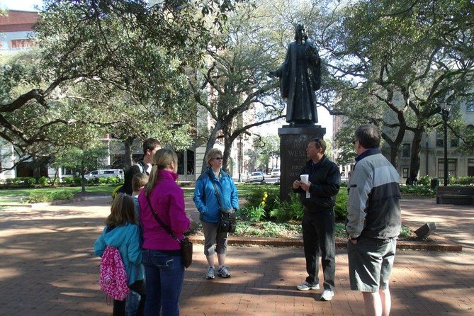 A Walk Through The Book "Midnight in the Garden of Good and Evil" - Savannah’s squares, Spanish moss, and why the setting feels staged