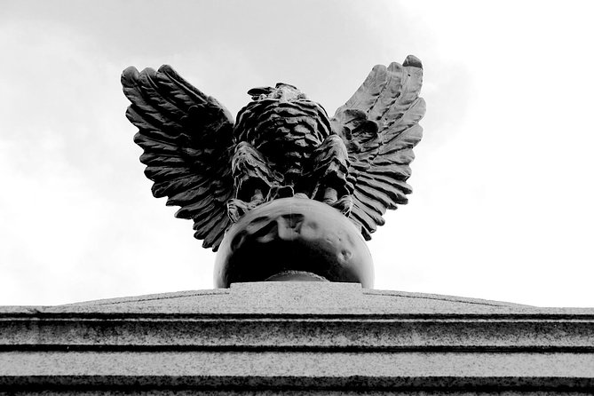 Genteel and Bard's Savannah Dark History and Ghost Encounter Walking Tour - Stop 4: Chippewa Square and the stories tied to inns