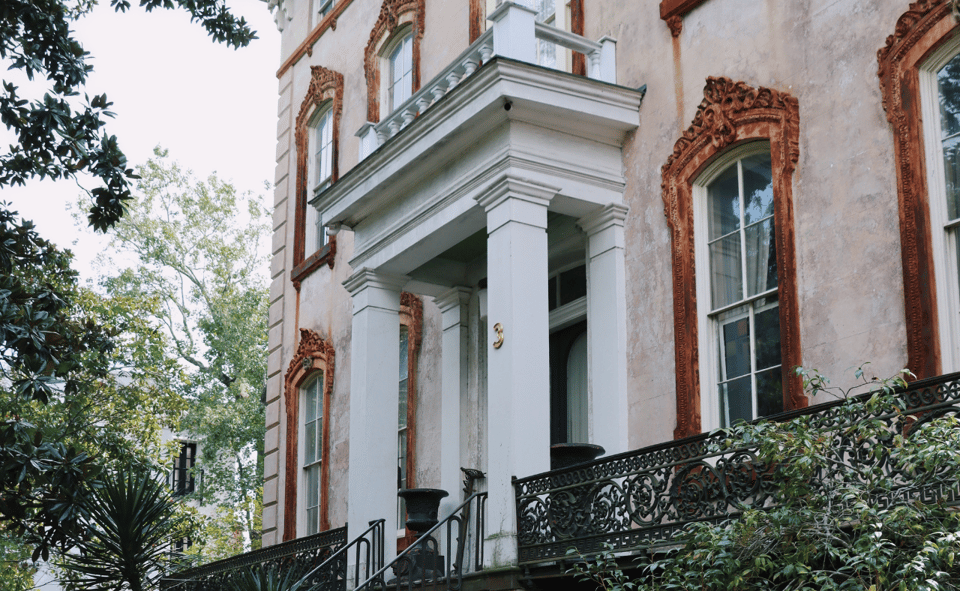 History of Savannah Walking Tour - Jones Street and Monterey Square: turning a walk into a storyline