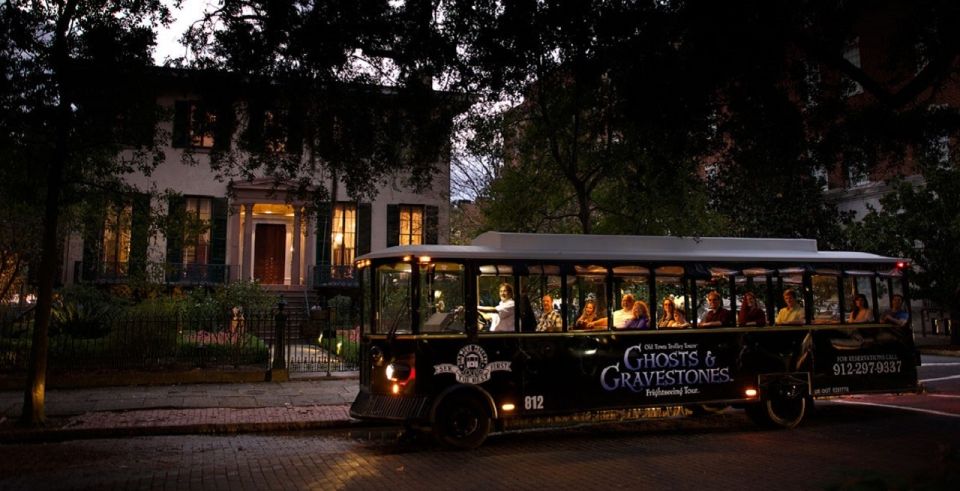 Savannah: Ghosts and Gravestones Tour with Low House Entry - The squares you pass: how Savannah’s layout fuels the stories