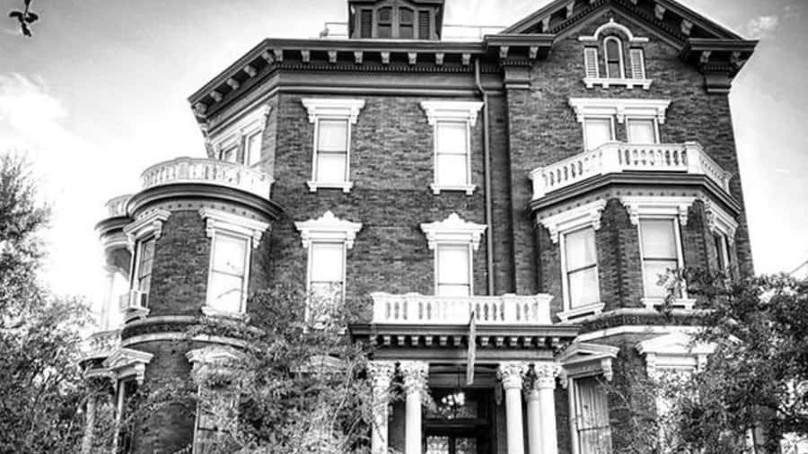 Savannah: Ghosts, Asylums, Voodoo, and Horror Walking Tour - Photography and Orbs: How to Make the Most of the Night