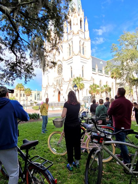 Savannah: Historical Bike Tour with Tour Guide - Getting fitted fast at Savannah Bike Tours, then rolling into the Historic District