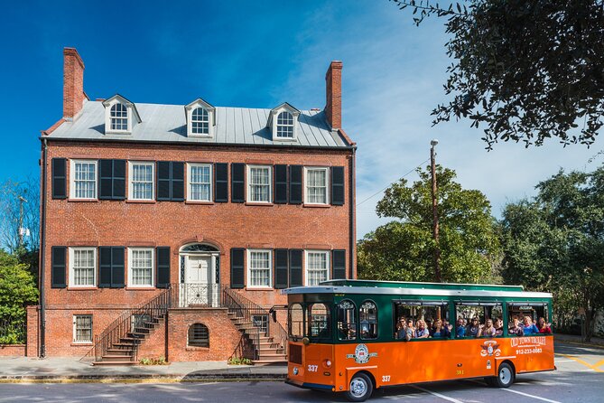 Savannah Holiday Sights and Festive Nights Trolley Tour - City Market at Night: Father Christmas and Holiday Stroll Time