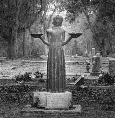 Savannah: Midnight in the Garden of Good and Evil Walk - Starting at Oglethorpe Square: your launch point and first impressions