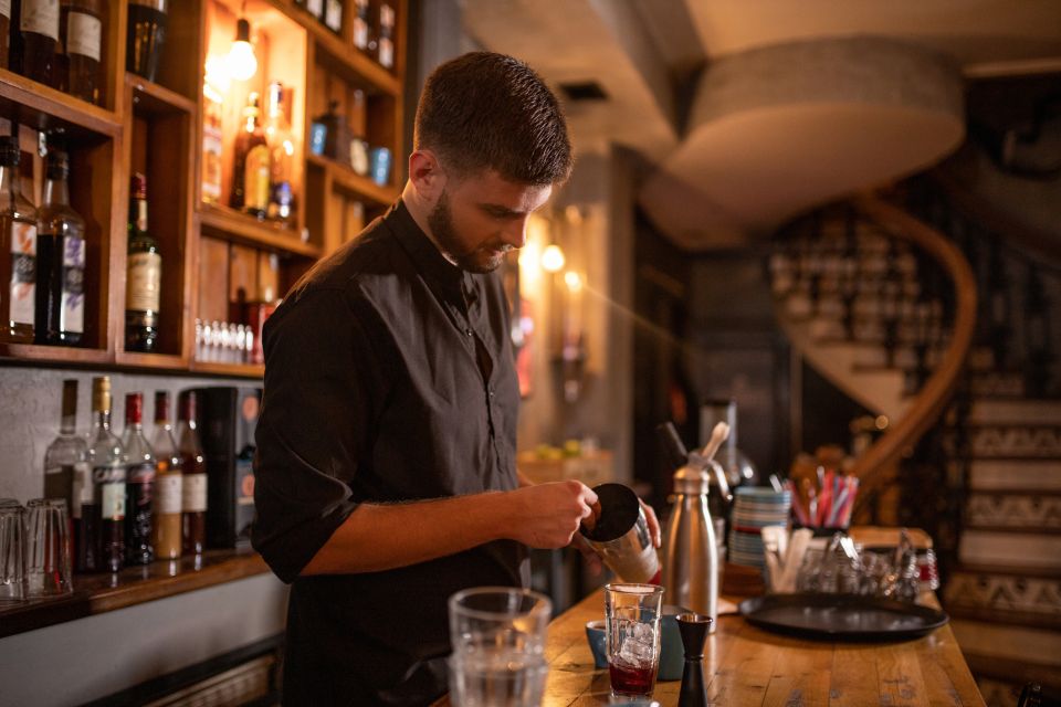 Savannah: True Crime Pub Crawl - The Guide, the Group Size, and the Listening Skill