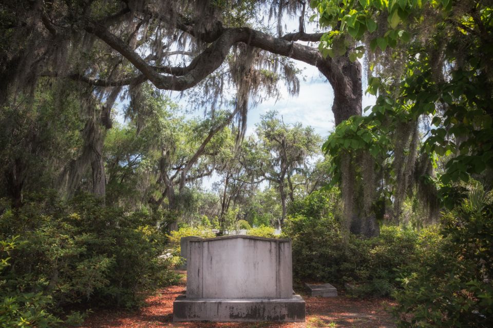 Self Guided Audio Ghost Tour in Savannah in 6 Languages - Six languages and background music: what you’ll notice most
